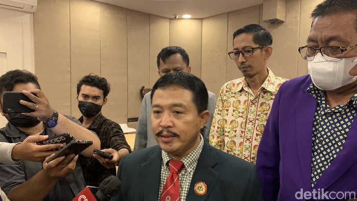 Ketua Ikatan Dokter Indonesia (IDI) Jatim, Dr dr Sutrisno SpOG (K)