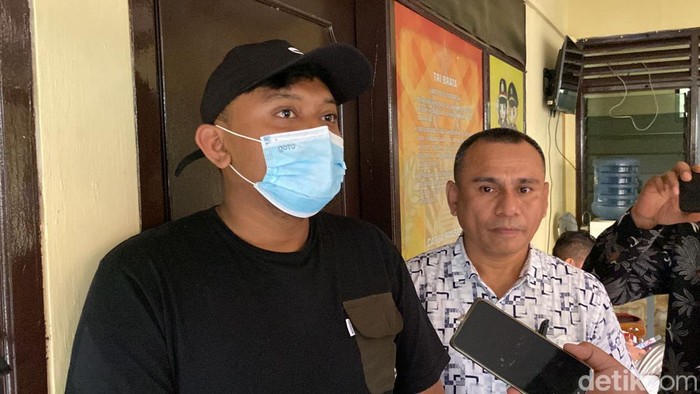 Ketua Panitia Fosfen Music Festival Edwin Julio (kiri kaus hitam) saat diwawancarai wartawan