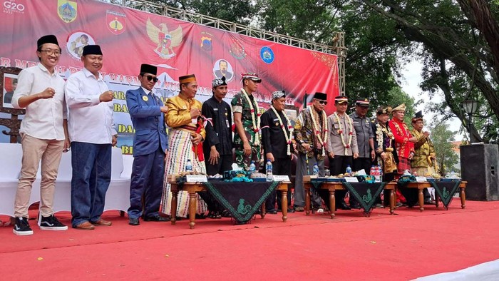 Kirab Merah Putih Peringati Hari Pahlawan Kirab merah putih digelar dari pendopo Kabupaten Pemalang menuju Alun-alun Pemalang. Acara ini dalam rangka memperingati Hari Pahlawan.