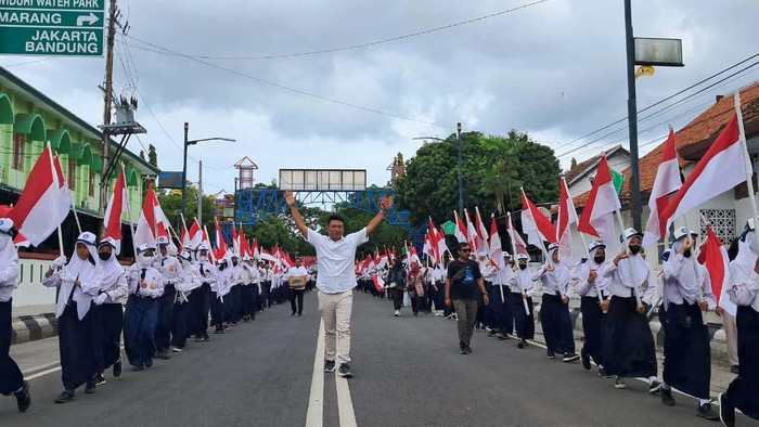 Kirab Merah Putih Peringati Hari Pahlawan Kirab merah putih digelar dari pendopo Kabupaten Pemalang menuju Alun-alun Pemalang. Acara ini dalam rangka memperingati Hari Pahlawan.