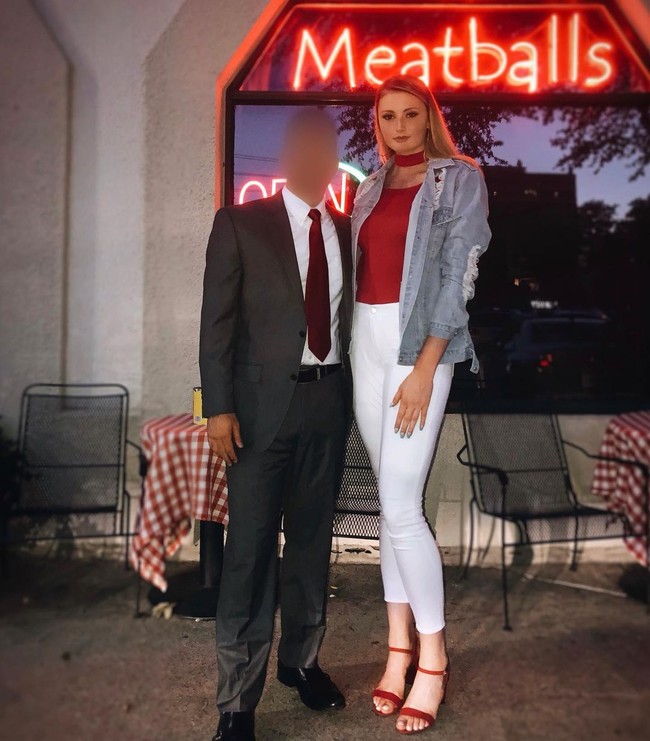 Tapi karena pengalaman-pengalaman tersebut, ia jadi tahu seperti apa pasangan yang seharusnya dipilih. Kini Klara Bradshaw telah menemukan tambatan hati yang memang lebih pendek darinya tapi benar-benar mendukung dan bangga padanya.Foto: Instagram Klara Bradshaw