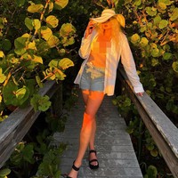 Aku sudah menghadapi banyak komentar di kencan pertama ketika mereka lagi-lagi menunjukkan kepadaku bagaimana cara menyaring pria dengan kepercayaan diri yang salah atau mereka yang ingin melihat penampilanku secara nyata atau hanya ingin tahu apa mereka bisa kencan dengan wanita tinggi itu, ungkap Klara.Foto: Instagram Klara Bradshaw