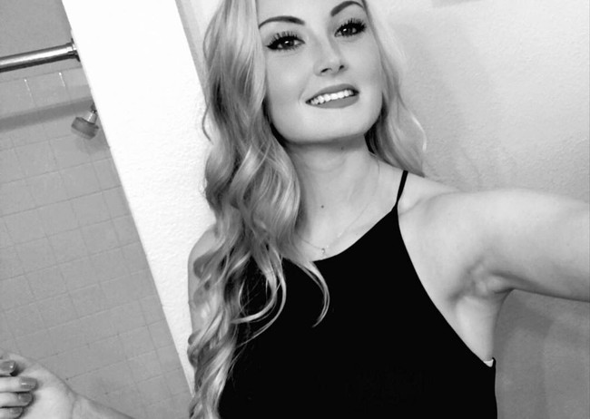 Klara Bradshaw mengalami berbagai kesulitan dalam hidupnya karena tinggi badan yang mencapai 6 kaki 6 inci atau 198 cm. Wanita asal Texas, AS tersebut dulu sering dijuluki Big Foot dan Sasquatch di sekolah karena bentuk tubuhnya yang menjulang.Foto: Instagram Klara Bradshaw