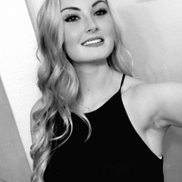 Klara Bradshaw mengalami berbagai kesulitan dalam hidupnya karena tinggi badan yang mencapai 6 kaki 6 inci atau 198 cm. Wanita asal Texas, AS tersebut dulu sering dijuluki Big Foot dan Sasquatch di sekolah karena bentuk tubuhnya yang menjulang.Foto: Instagram Klara Bradshaw