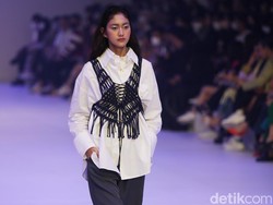 8 Koleksi Busana Terbaru Rinda Salmun di JFW 2023, Terbuat dari Kain Sisa