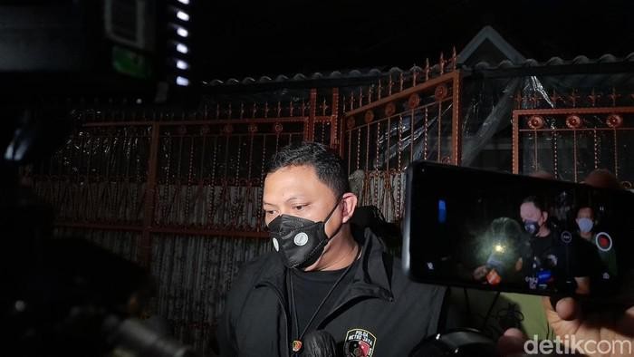 Kombes Hengki Haryadi datangi TKP mayat sekeluarga mengering di Kalideres, Jakbar.