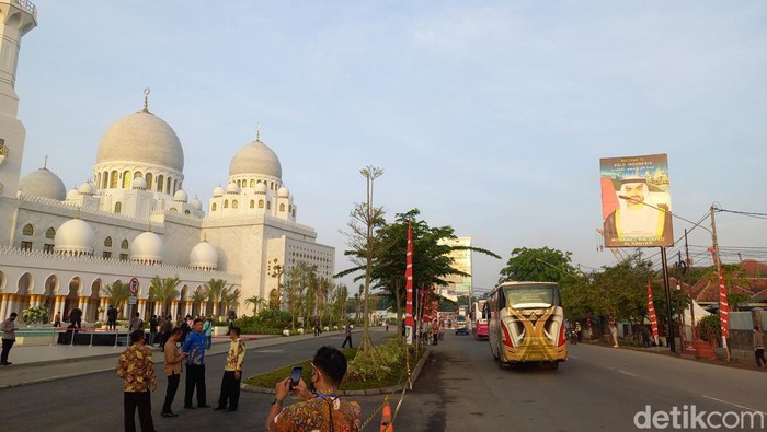 Kondisi lalu lintas di Jalan Ahmad Yani depan masjid Sheikh Zayed Gilingan, Kecamatan Banjarsari, Solo, Senin (14/11/2022).