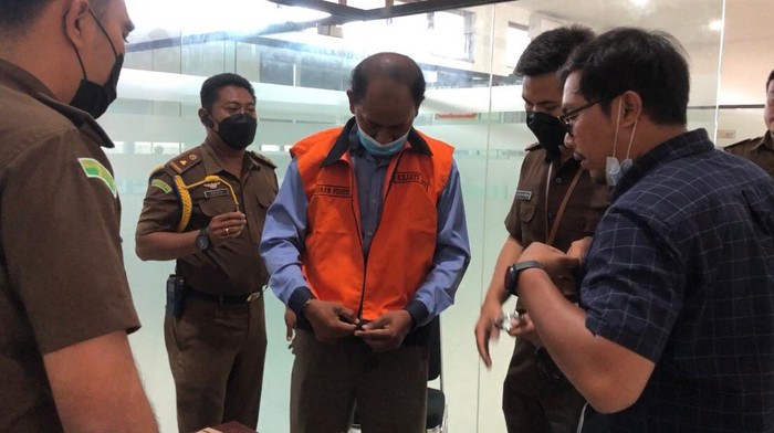 Tersangka korupsi LPD Sangeh berinisial AA saat akan ditahan di Rutan Kerobokan usai menjalani pemeriksaan di Kejati Bali, Senin (14/11/2022).