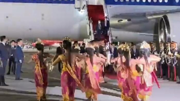 Suasana penyambutan saat Presiden Korsel tiba di Bandara Internasional I Gusti Ngurah Rai Bali, Minggu malam (13/11/2022)