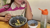 Ia sering membagikan menu makanan sehat, untuk menjaga bentuk tubuhnya tetap sehat dan langsing. Selain sayur ia juga minum aneka jus dan smoothies. Foto: Instagram @syahnaz