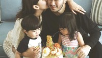 Rayakan ulang tahun sang suami saat bulan puasa. Syahnaz berikan kejutan manis ke sang suami, berupa kue ulang tahun bentuk Indomie goreng yang paling disukai suaminya. Foto: Instagram @syahnaz