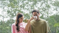 Tampak romantis dan harmonis, Syahnaz dan suaminya ini memang sering kulineran bareng. Salah satunya ngopi di pagi hari.  Foto: Instagram @syahnaz