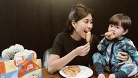 Bersama Zayn sang putra, dirinya kompak makan aneka jajanan stick rasa salmon roll, hingga mozzarella stick. Foto: Instagram @syahnaz
