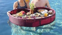  Liburan dengan sang suami, Syahnaz asyik sarapan floating breakfast dengan pemandangan laut yang indah.  Foto: Instagram @syahnaz