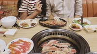 Syahnaz cukup sering pamer foto-fotonya saat makan di restoran. Kali ini ia makan hidangan daging BBQ sepuasnya bersama suami. Foto: Instagram @syahnaz
