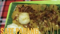 Berdiri sejak tahun 1950 an membuat sate Padang Abak Gaek di Bekasi ini melegenda. Uniknya, selain daging dan lidah sapi, mereka juga menawarkan sate kerang dengan bumbu rempah yang pas. Harganya mulai dari Rp 20 ribuan saja. Foto : Instagram @satepadangabakgaek 