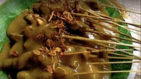 Jika pergi ke daerah Menteng, Jakarta Pusat, kamu bisa menemukan sate padang Rp 30 ribuan yang punya bumbu rempah kuat dengan tingkat kepedasan yang pas. Tak heran jika Sate Padang Sahabat Minang ramai dikunjungi. Satenya ada daging hingga lidah yang bisa dipilih sesuai keinginan. Foto: Sate Padang Sahabat Minang 