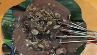 Sate Padang khas Pariaman bisa ditemukan di Sate Padang Murni di daerah Cikini. Di sini bumbu satenya berempah dengan kuah yang lebih merah. Selain daging, sate padang ini juga menyediakan jeroan. Harganya cukup terjangkau, mulai dari Rp 15.000an saja. Foto : Instagram @satepadangmurni_cikini 