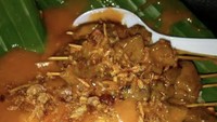 Tak hanya daging dan jeroan sapi, di Sate Padang Goyang Lidah di Tebet, Jakarta ini, kamu juga bisa menikmati pilihan usus, lidah, dan daging yang disajikan dengan ketupat dan bumbu kental gurih. Seporsi sate harganya mulai dari Rp 25 ribuan. Foto : Zomato / Sate Padang Goyang Lidah 