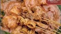 Bumbunya berempah dengan tekstur kental membuat Sate Padang Petak IX Glodok menjadi sayang dilewatkan. Sate ini sudah ada sejak 1976. Jika ingin cicip, harga seporsinya Rp 35 ribu. Foto : Instagram @sate_padang_petak_sembilan