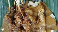 Di bilangan Rawamangun, ada lagi Sate Padang murah dan enak, namanya sate Padang H. Ajo Manih. Mereka menawarkan sate dengan bumbu rempah namun tidak terlalu pedas. Jika ingin coba, seporsinya hanya dibanderol Rp 24 ribu saja. Foto: Pongky Yunianto 