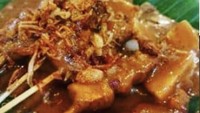 Meski jualan di gerobak pinggir jalan, namun sate Padang Tambuah Mak tak kalah sedap dengan sate padang lainnya. Mereka menawarkan beberapa pilihan sate mulai dari sapi, ayam, hingga jantung. Kuah satenya berwarna cokelat kemerahan. Kamu bisa membelinya seharga Rp 26.500. Foto: Instagram @sate_padang_tambuah_mak
