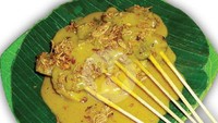 Punya kuah sate yang lebih kental dengan rasa rempah yang kuat membuat Sate Padang Danguang-Danguang di Bekasi selalu ramai pembeli. Potongan dagingnya cukup besar dan empuk. Enam tusuk sate padang lengkap dengan ketupat dihargai Rp 30 ribuan. Foto : Gofood / Sate padang Danguang Danguang. 