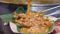 Warung sate Padang di Jogja ini belum lama viral karena penjualnya mirip Anji eks vokalis band Drive. Namun, sajian sate padang mereka juga sangat menggiurkan. Diracik dengan bumbu khas membuatnya banyak digemari. Harganya terjangkau, hanya Rp 13.000 an saja. Foto: Instagram @satepadangbangkumis.batusangka