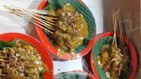 Melipir ke daerah Bandung, ada warung sate padang yang menjadi primadona namanya sate Padang MJ. Di tempat ini kamu bisa menikmati sate daging sapi, lidah, maupun jeroan, yang akan dilengkapi dengan kuah kuning kental khas Padang Panjang. Seporsinya dibanderol dengan harga Rp 30.000. Foto: GoFood / sate padang MJ 