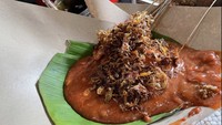 Sudah berdiri selama lebih dari 20 tahun, Sate Padang BDI khas Pariaman ini menjadi salah satu yang favorit di daerah Depok. Mereka menawarkan sate dengan kuah kemerahan yang gurih pedas dan tekstur kental. Seporsinya sudah tersedia 10 tusuk sate dan ketupat, dihargai hanya Rp 20 ribu saja. Foto: Bude Sulis 