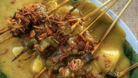 Tak kalah menarik, di Rawamangun, Jakarta Timur, ada juga tempat sate padang khas Padang Panjang yaitu Sate Padang Ajo Mak Syukur. Kuahnya berwarna kuning kecoklatan. Sementara pilihan satenya ada daging hingga jeroan. Dengan uang Rp 20 ribu, kamu sudah bisa nikmati sate padang ini. Foto: Instagram @kardioversuskuliner