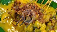 Lokasinya memang di pinggir jalan, tetapi Sate Padang Mak Update yang berada di Tebet Raya ini banyak digandrungi. Satu porsinya dilengkapi dengan sate daging sapi dengan kuah rempah yang kental. Harga per porsinya dibanderol Rp 30 ribu saja. Foto: Gofood / Sate Padang Mak Update 