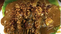 Meskipun dijual gerobakan, namun Sate Padang Bangka Raya Pela Mampang punya rasa bintang lima. Satenya dikenal punya tekstur empuk dan pastinya punya rasa kuah yang gurih pedas dengan warna kuah lebih kecoklatan. Untuk seporsinya dihargai mulai dari Rp 20 ribuan. Foto: Sate Padang Bangka Raya Pela Mampang 