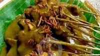 Sate Padang Pariaman Laweh yang terletak di Kemayoran ini menawarkan menu sate daging super yang punya potongan lebih besar. Selain sate, ada juga pilihan lidah dan usus dengan bumbu kuah kuning kental. Harganya mulai dari Rp 30.000an. Foto: Gofood / Sate Padang Pariaman Laweh, Kota Baru