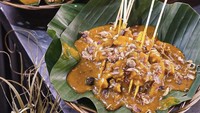 Di Yogyakarta, ada sate padang enak dan murah, namanya Sate Otentik. Mereka menawarkan beberapa jenis mulai dari daging sapi, ayam, kulit, dan lidah. Sate padang ini punya kuah yang dilengkapi dengan tetelan sehingga sensasi makan lebih nikmat. Harga seporsinya mulai dari Rp 15 ribuan saja. Foto: Instagram @sateotentik