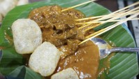 Sate Padang Buyung Hitam juga tak kalah populer dengan sate padang lainnya. Di tempat ini ada beberapa pilihan sate, termasuk daging dan lidah. Kuahnya diracik dengan bumbu dan tingkat kepuasan yang pas. Kamu bisa menikmati satu porsi 10 tusuk sate dengan harga mulai dari Rp 25 ribu. Foto: Lulu il mahnun