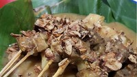Sate Padang Mak Adjat punya daging empuk yang dilengkapi dengan kuah sate pedas dan porsi yang cukup banyak. Tak sulit menemukannya, karena warung ini berada di pinggir Jl. Gunung Saharasi, Jakarta Pusat. Seporsinya dibanderol mulai dari Rp 32 ribu. Foto : Instagram @satemakadjat