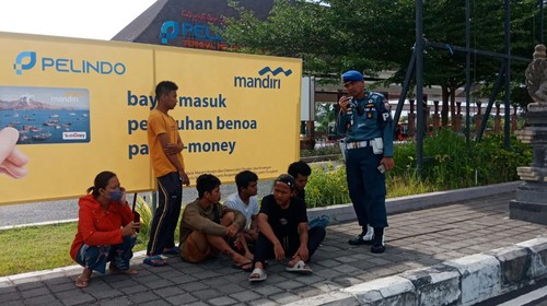 Lima ABK yang diamankan personel Subsatgaspam Pelabuhan di pintu masuk Pelabuhan Benoa