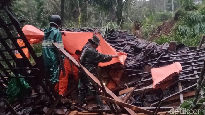 longsor di tulungagung timpa rumah, 6 orang selamat, satu terjepit