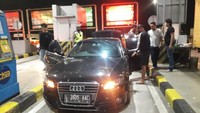Proses penangkapan Willem di tol Semarang (Foto: Dok. Polrestabes Surabaya)