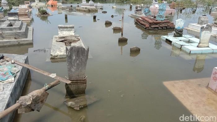 Makam di Eretan Wetan, Indramayu yang terendam banjir rob