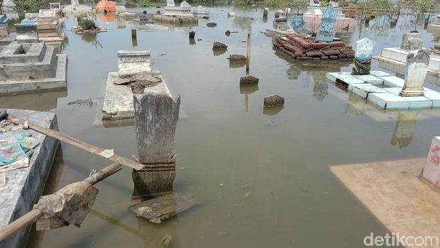 Makam di Eretan Wetan, Indramayu yang terendam banjir rob