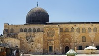 Al-Aqsa memiliki makna yang paling jauh. Maksudnya jauh dari Masjid Al-Haram sehingga seolah-olah Masjid Al-Haram merupakan masjid yang paling dekat, sedangkan Masjid Al-Aqsa adalah yang paling jauh. Foto: Getty Images/iStockphoto/ZZ3701