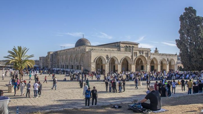 Arched South gateway with Siliver dome of Al-Aqsa Mosque at the square of Golden Dome of the Rock, in an Islamic shrine located on the Temple Mount in the Old City Jerusalem, Israel