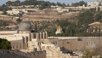 Masjid Al-Aqsa terletak di dataran tinggi yang bernama Muarayya atau Gunung Baitul Maqdis. Foto: Getty Images/iStockphoto/Joel Carillet