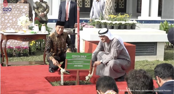 Presiden Joko Widodo (Jokowi) dan Presiden Uni Emirat Arab (UEA) Mohamed bin Zayed Al-Nahyan telah meresmikan Masjid Raya Sheikh Zayed Al-Nahyan Solo.(  YouTube Sekretariat Presiden)