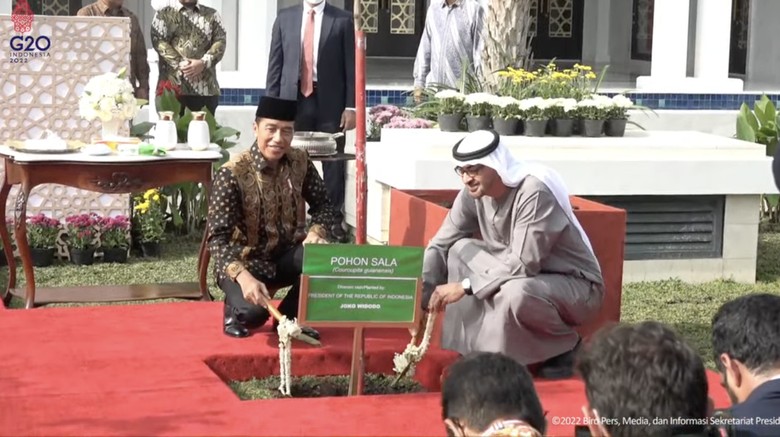 Masjid Raya Syeikh Zayed Al-Nahyan Presiden Joko Widodo (Jokowi) dan Presiden Uni Emirat Arab (UEA) Mohamed Bin Zayed Al-Nahyan meresmikan Masjid Raya Sheikh Zayed Al-Nahyan di Solo, Senin (14/11/2022).
