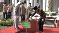 Presiden Joko Widodo (Jokowi) dan Presiden Uni Emirat Arab (UEA) Mohamed Bin Zayed Al-Nahyan menanam pohon simbol persahabatan di Masjid Raya Sheikh Zayed Al-Nahyan Solo. Foto: YouTube Sekretariat Presiden 