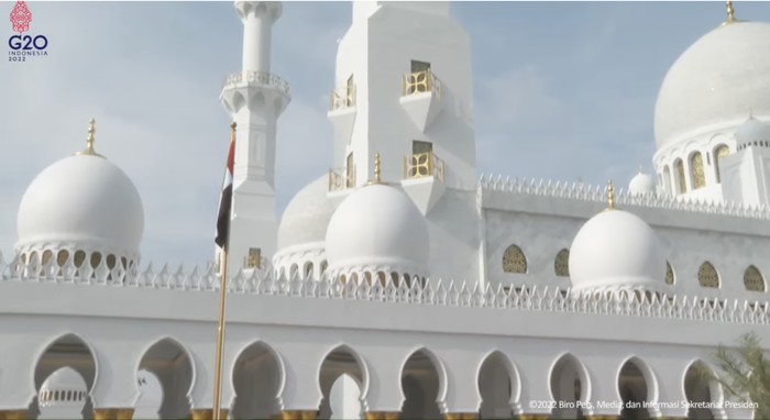 Presiden Joko Widodo (Jokowi) dan Presiden Uni Emirat Arab (UEA) Mohamed Bin Zayed Al-Nahyan meresmikan Masjid Raya Sheikh Zayed Al-Nahyan di Solo, Senin (14/11/2022).