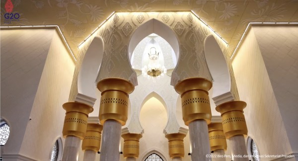 Masjid pemberian Pangeran UEA ini dibangun dengan anggaran sekitar Rp 300 miliar. (YouTube Sekretariat Presiden) Masjid pemberian Pangeran UEA ini dibangun dengan anggaran sekitar Rp 300 miliar. (YouTube Sekretariat Presiden)